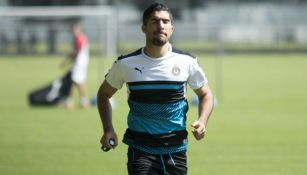 Jair Pereira durante un entrenamiento de Chivas