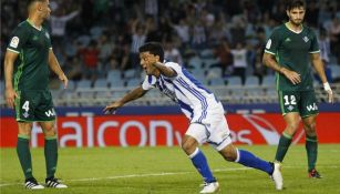 Carlos Vela celebra su gol contra el Betis en la Jornada 7 de La Liga