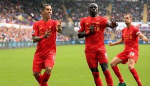 Jugadores del Liverpool festejan una anotación