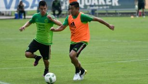 Marco Fabián disputa un esférico en el entrenamiento del Tri