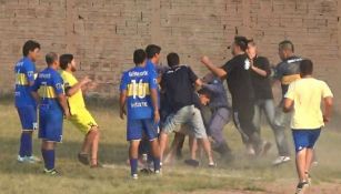 Jugadores de Hertelendy golpean ferozmente al árbitro y a un policía