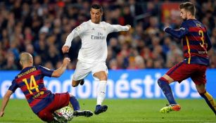 CR7 intenta un disparo frente a la marca de Piqué y Mascherano