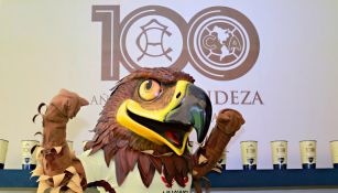 La mascota de las Águilas frente al logo de los 100 años de América