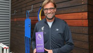 Jürgen Klopp recibe el trofeo del DT del mes de la Premier League