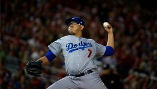 Julio Urías lanza una bola contra Nacionales de Washington