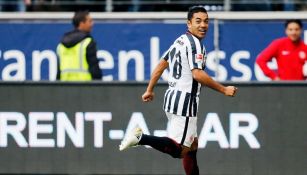 Marco Fabián festeja después de anotar contra el Bayern Munich