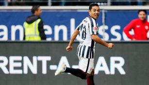 Marco Fabián celebra su tanto frente al Bayern en Bundesliga