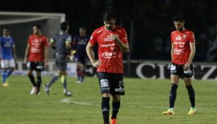 Los jugadores de Chiapas caminan cabizbajos tras caer con Cruz Azul