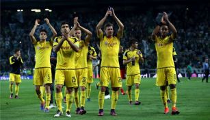 Jugadores del Dortmund agradecen a su afición después del partido contra el Sporting