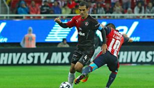 Marquez defendiendo el esférico contra Chivas