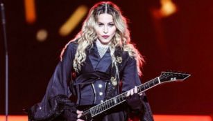 Madonna en un concierto tocando una guitarra