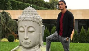 Cristiano Ronaldo posa junto a estatua de Buda