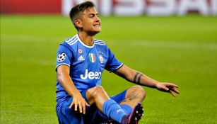 Paulo Dybala sentado en el campo durante un juego de Champions