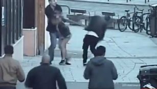 El hombre atacando con palo a los turistas españoles