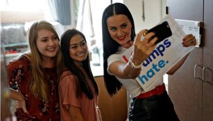 Katy Perry se toma una selfie con dos estudiantes