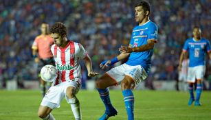 Maza Rodríguez disputa un esférico en la Copa MX