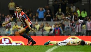 Alan Pulido festeja su gol contra América