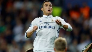 Cristiano Ronaldo intenta rematar un balón en Champions League