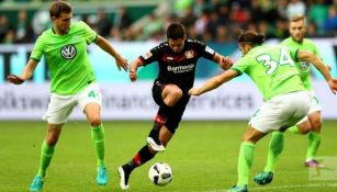 Chicharito enfrenta a jugadores del Wolfsburgo en Bundesliga 