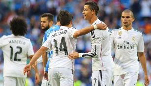 Chicharito y Cristiano se felicitan en un partido del Real Madrid