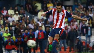 Oswaldo Alanís golpea el balón durante el juego América vs Chivas de la Copa MX