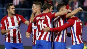 Jugadores de Atlético de Madrid saludan a Antoine Griezmann