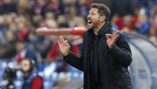 Diego Simeone, entrenador del Atlético de Madrid, da indicaciones