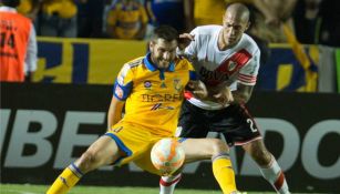 André-Pierre Gignac y Jonatan Maidana disputan el balón en una de las finales de Copa Libertadores