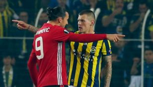 Zlatan Ibrahimovic discute con un jugador del Fenerbahce