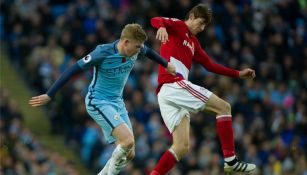 Kevin De Bruyne y De Roon pelean el balón 