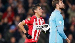 Héctor Moreno corre con el balón tras empatar el duelo del PSV