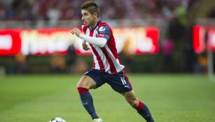 Brizuela conduce el balón en juego de Chivas