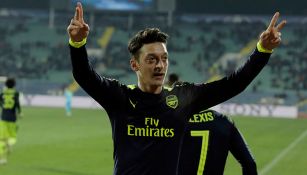 Özil festeja uno de sus goles con Arsenal 