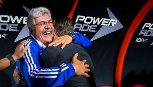 Ricardo Ferretti abraza a Miguel Herrera en el partido contra Tijuana