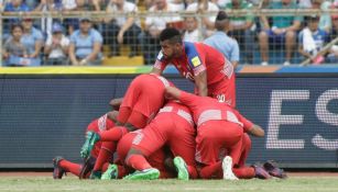 Los jugadores de Panamá festejan el gol del triunfo frente a Honduras