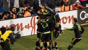 Los jugadores de México celebran el segundo gol de México frente a EU
