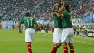 Rafael Márquez celebra con Jared Borgetti su gol frente a Argentina en 2006