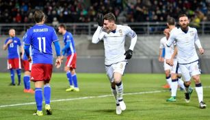 Andrea Belotti celebra uno de sus dos goles contra Liechtenstein