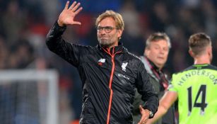 Jürgen Klopp saluda a la afición del Liverpool