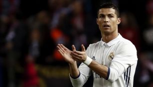 Cristiano Ronaldo aplaude durante el partido frente al Atlético de Madrid