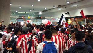 Decenas de aficionados de Chivas esperan la llegada de su equipo en aeropuerto