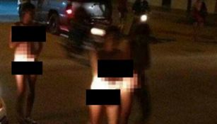Las tres presuntas ladronas caminando desnudas