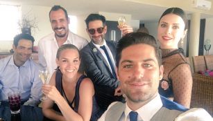 Renato López se toma una selfie con otros actores