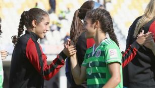 Gemelas se saludan en el partido entre México y EU del Mundial Sub 20