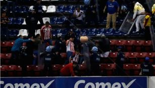 Aficionados pelean conla policía durante el Clásico