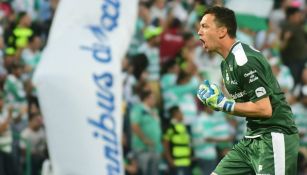 Agustín Marchesín festeja un gol de Santos 