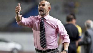 Paco Jémez da indicaciones en un partido del Rayo Vallecano 