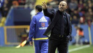 Paco Jémez da indicaciones en un juego, en España