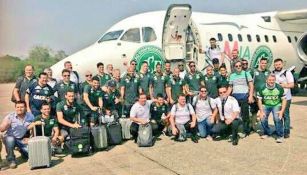 Club Chapecoense tomándose foto afuera de su avión 