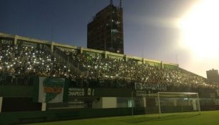 Aficionados rinden homenaje a Chapecoense en la Arena Condá